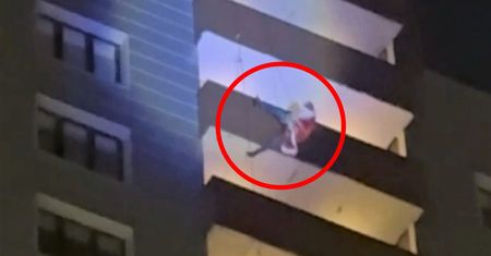 Święty Mikołaj spadł z wieżowca. Wszystko widziały dzieci