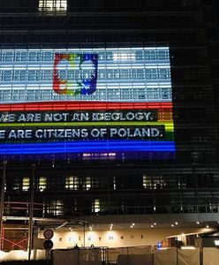 Tęczowy orzeł na budynku Komisji Europejskiej. "Stop strefom wolnym od LGBT w Polsce!"