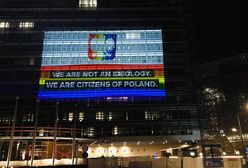 Tęczowy orzeł na budynku Komisji Europejskiej. "Stop strefom wolnym od LGBT w Polsce!"