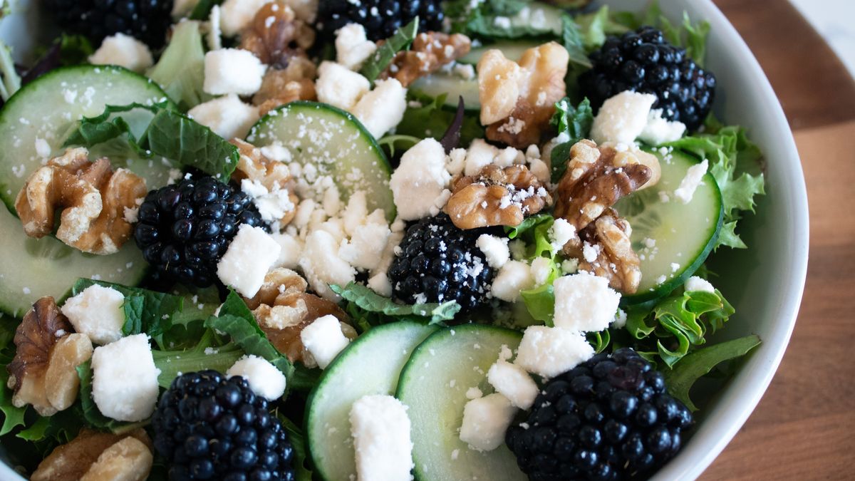 Sałatka z serem feta i jeżynami