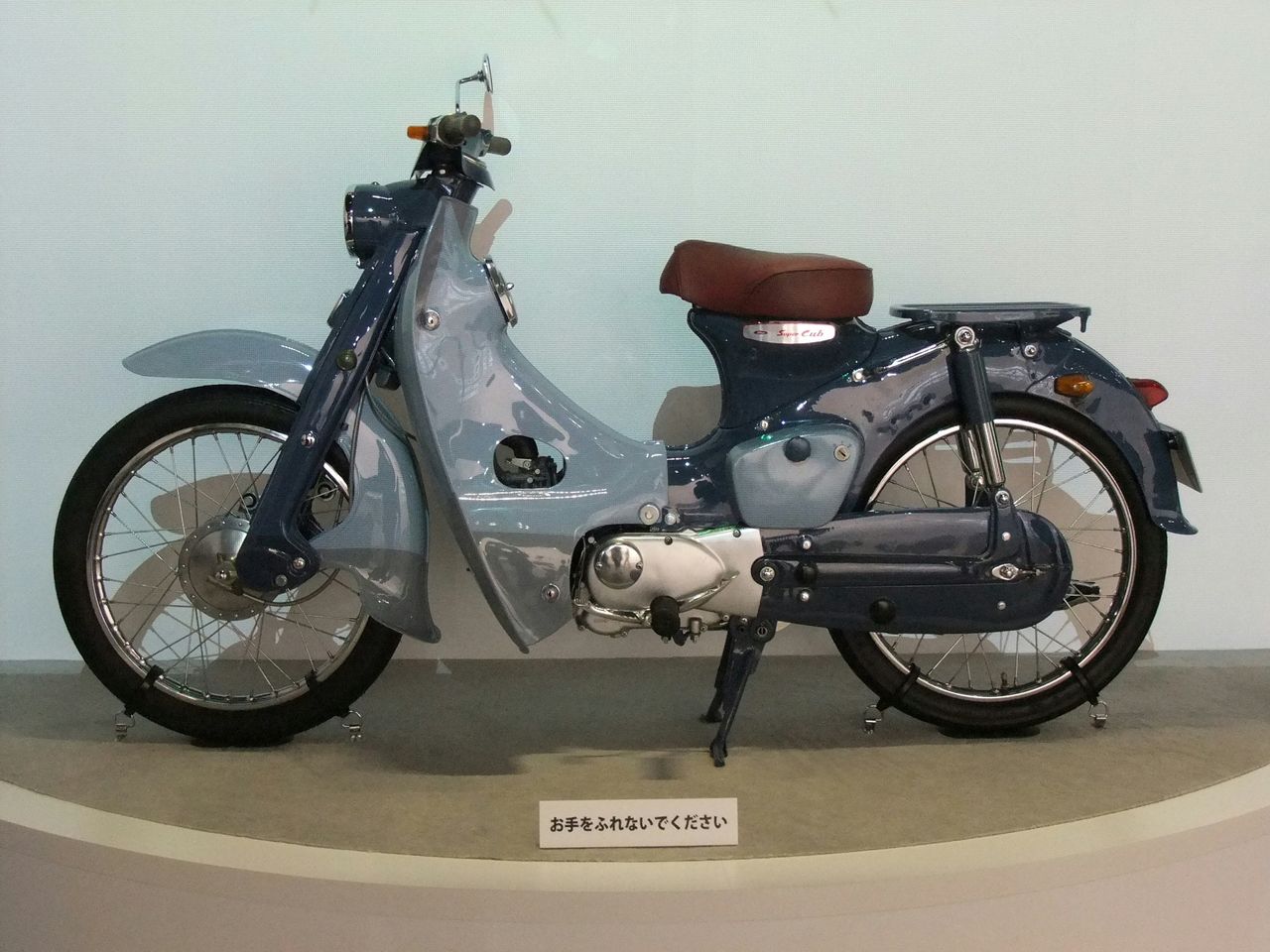 Honda Super Cub 1958 r. - motocykl typu "underbone", w którym zastosowano po raz pierwszy automatyczne sprzęgło współpracujące ze skrzynią biegów o czterech przełożeniach.
