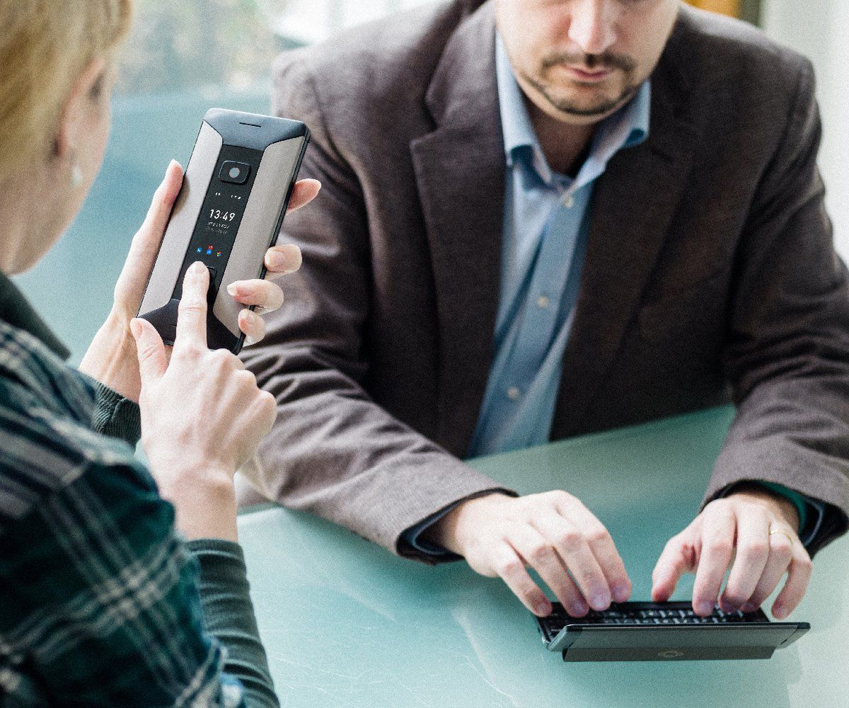 Cosmo Communicator jak smartfon i kieszonkowy komputer. Uruchom na raz Androida i Debiana 3