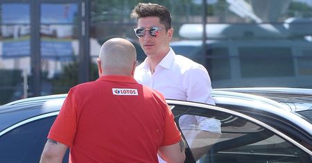 Robert Lewandowski rozdaje autografy pod hotelem (ZDJĘCIA)