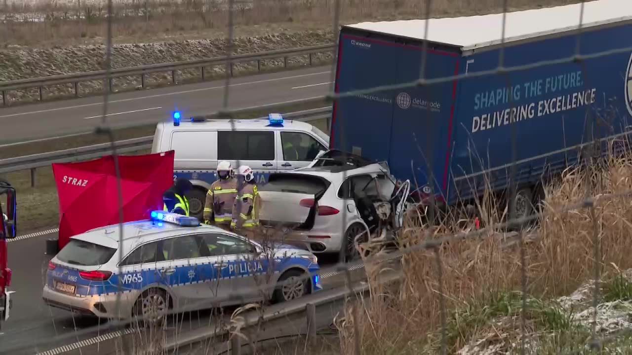 Porsche wjechało w ciężarówkę na Podlasiu. Trzy osoby zginęły, w tym działacz PSL