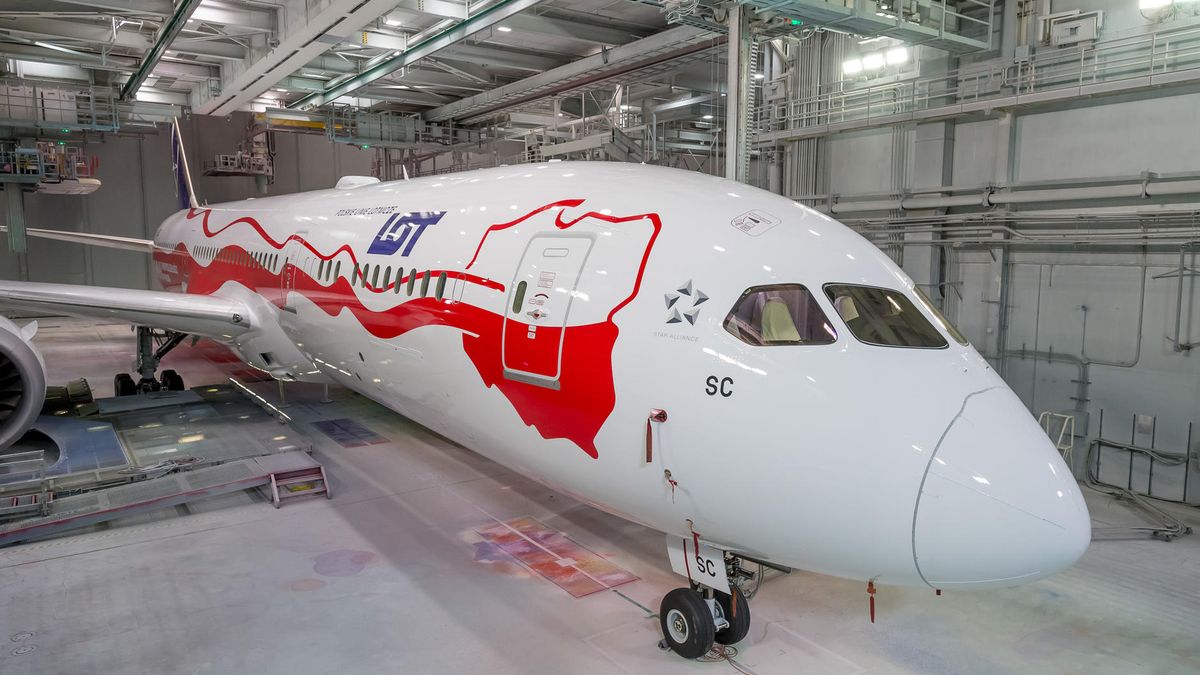 Pierwszy biało-czerwony Dreamliner LOT