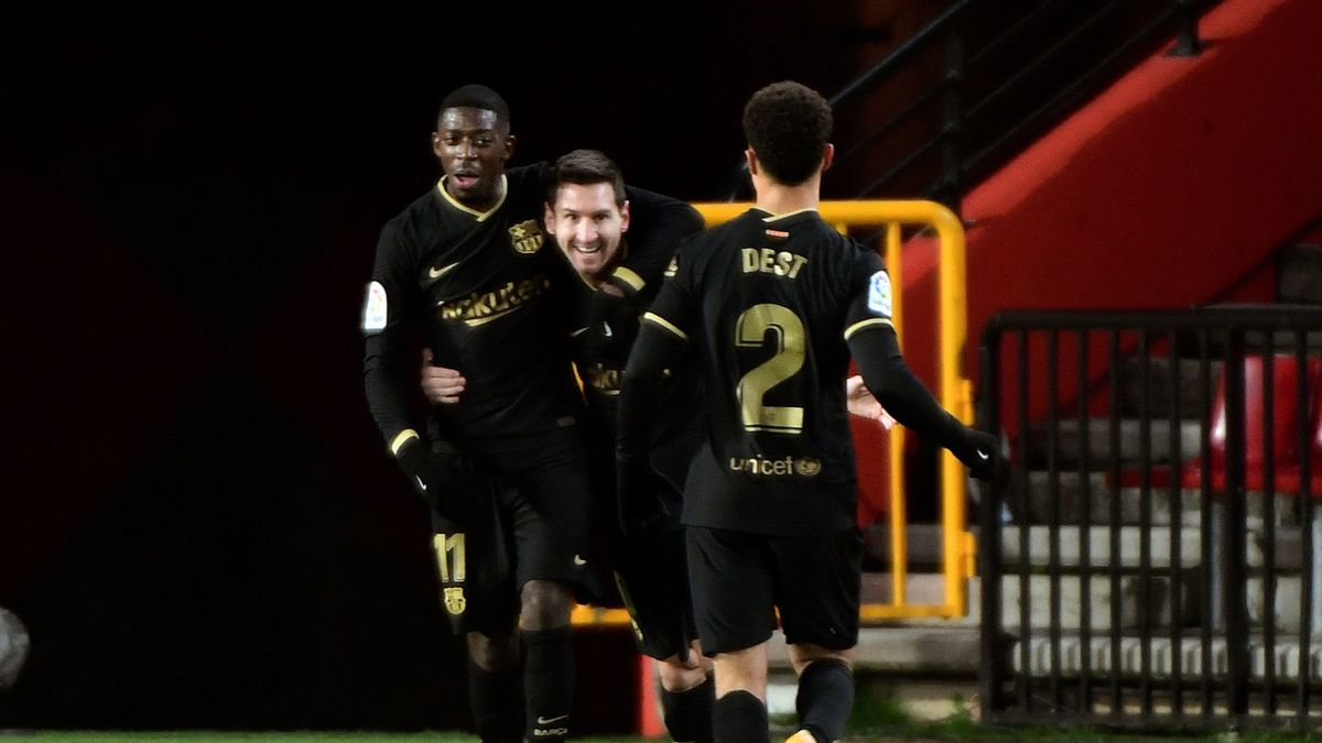 PAP/EPA / Miguel Angel Molina  / Na zdjęciu: Lionel Messi (w środku) cieszy się z gola