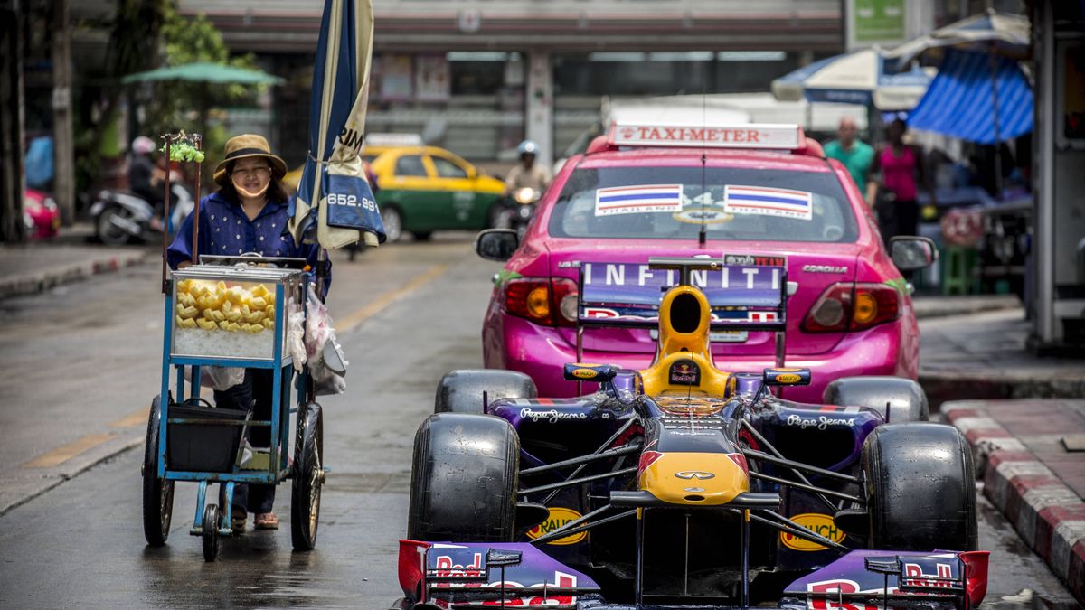 bolid F1 na ulicach Bangkoku