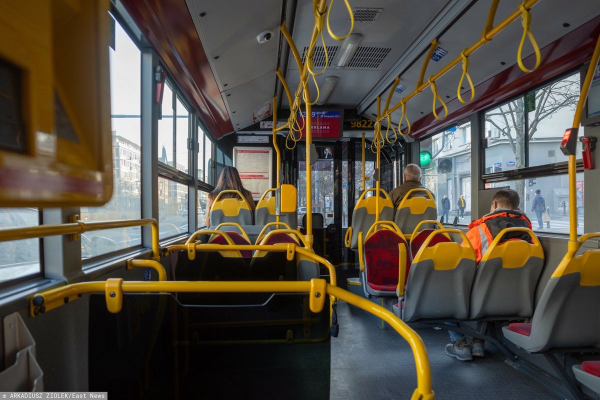 Autobus komunikacji miejskiej w Warszawie (zdjęcie ilustracyjne)