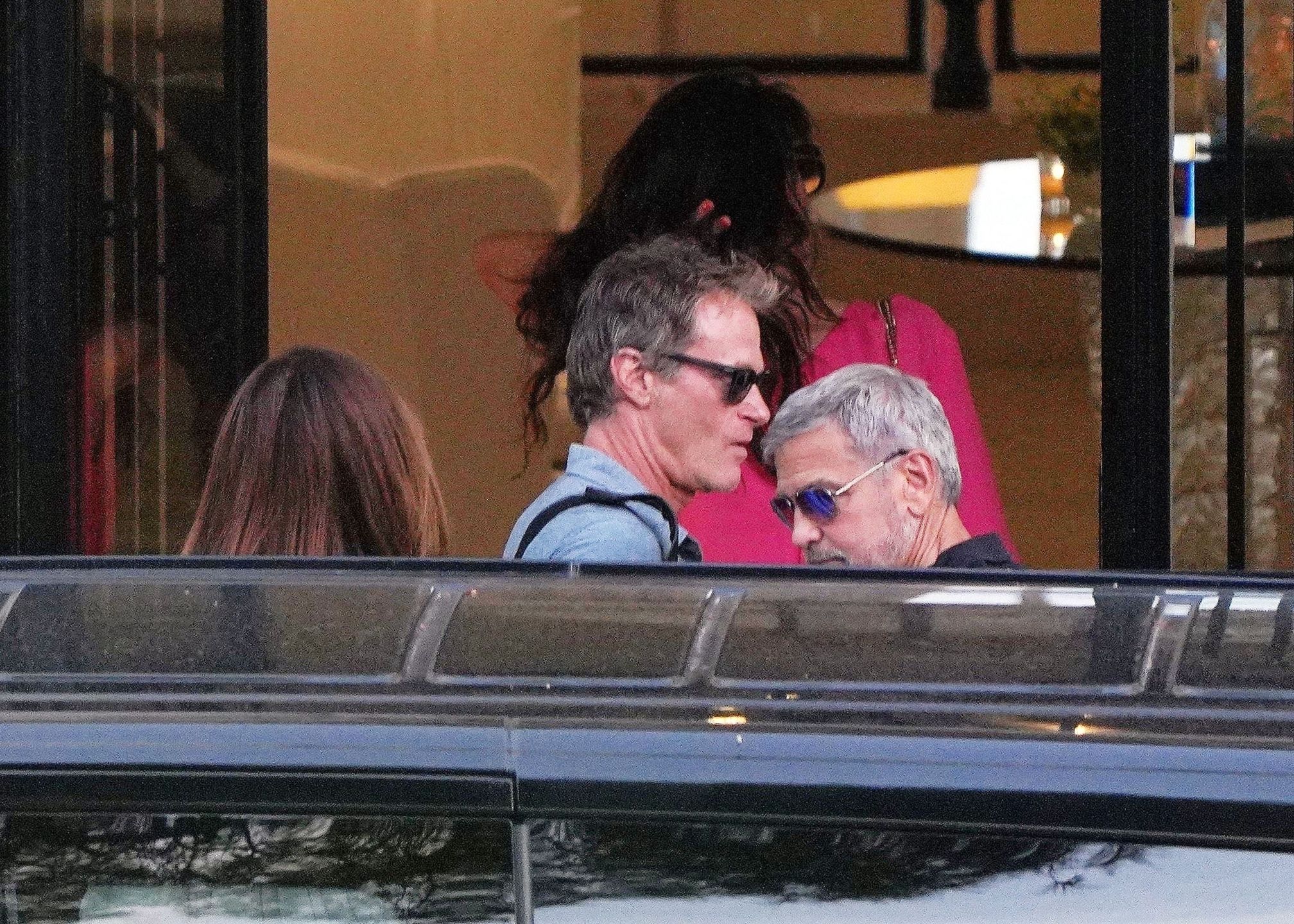 George i Amal Clooney wysiadają z prywatnego samolotu we Francji - American actor George Clooney and his wife Amal Clooney are pictured arriving via private jet IN the south of France with good friends Cindy Crawford and her husband Rande Gerber.*PICTURES TAKESaint-Jean-Cap-Ferrat, FRANCE  -  *PREMIUM-EXCLUSIVE*  - MUST CALL FOR PRICING BEFORE USAGE  - PICTURES TAKEN ON 03/06/2022 - American actor George Clooney and his wife Amal Clooney is pictured arriving via private jet IN the south of France with good friends Cindy Crawford and her husband Rande Gerber.*UK Clients - Pictures Containing ChildrenPlease Pixelate Face Prior To Publication*,Image: 697456381, License: Rights-managed, Restrictions: RIGHTS: WORLDWIDE EXCEPT IN FRANCE, GERMANY, ITALY, SPAIN, Model Release: no, Pictured: George Clooney, Amal Clooney, Cindy Crawford, Rande Gerber, Credit line: BACKGRID / Backgrid UK / ForumBACKGRID / Backgrid UK / ForumRande Gerber, Black Sunglasses, Blue T-Shirt, Short Sleeves, Black Back Pack, Close Up, Smile, Funny