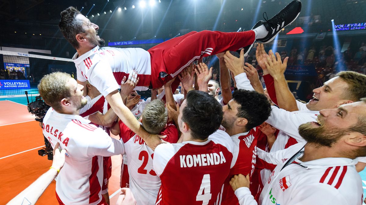 Materiały prasowe / FIVB / Na zdjęciu: trener Jakub Bednaruk podrzucany przez reprezentację Polski w Chicago