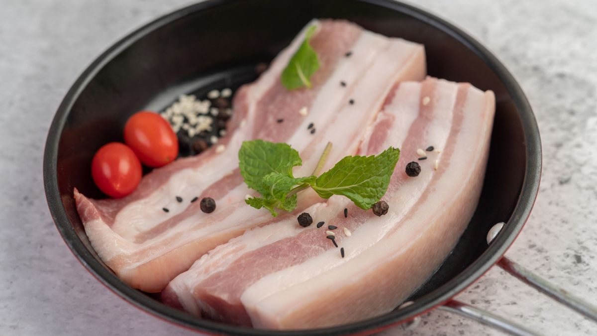 Grube plastry boczku w miseczce