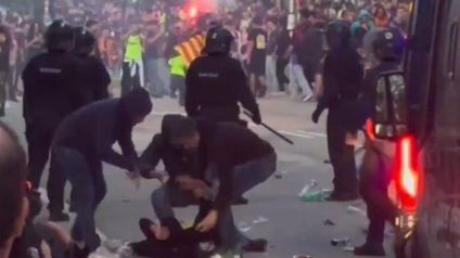 Twitter / Twitter / Starcie kibiców z policją w Barcelonie