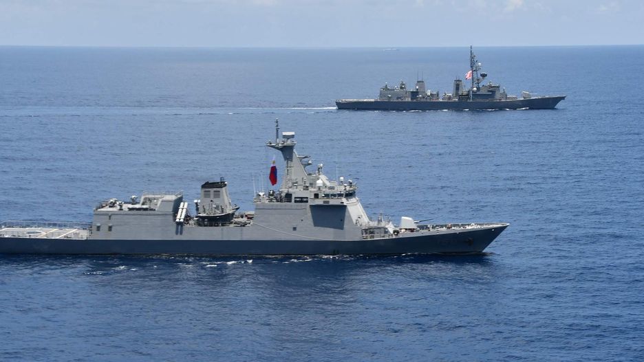 Okręty Japonii i Filipin podczas pierwszych wspólnych manewrów morskich