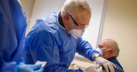Szczepionka AstraZeneca pod lupą. Zdecydowana opinia prof. Marcina Drąga