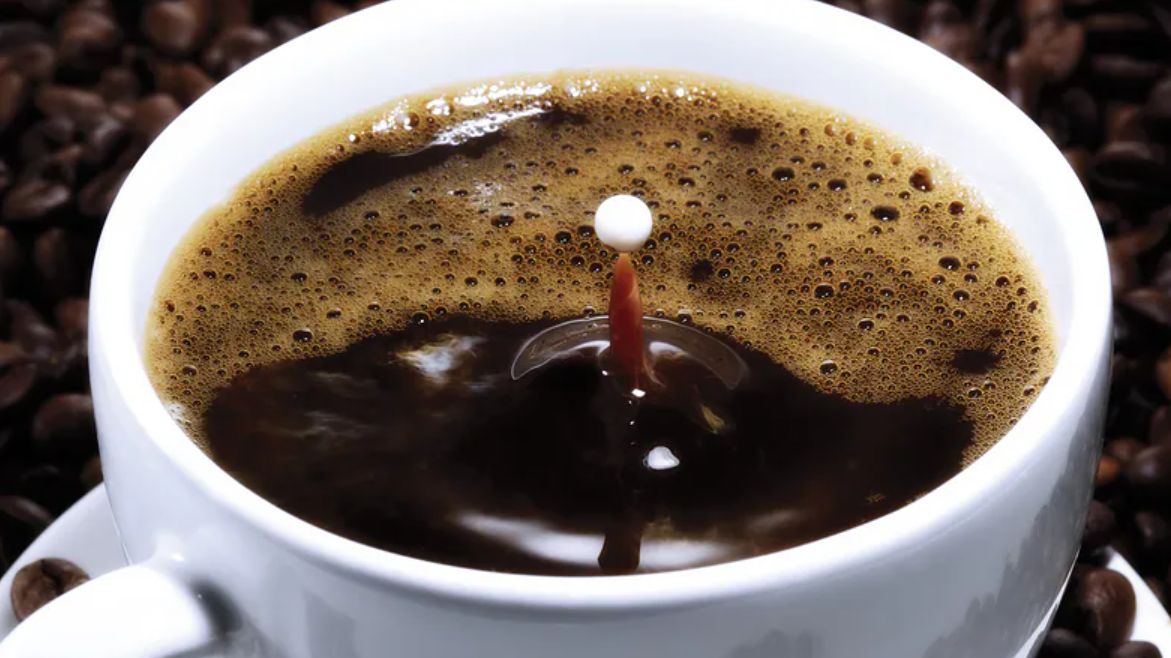 Kofeina może spowolnić proces starzenia fizycznego. Warto sięgać nie tylko po kawę