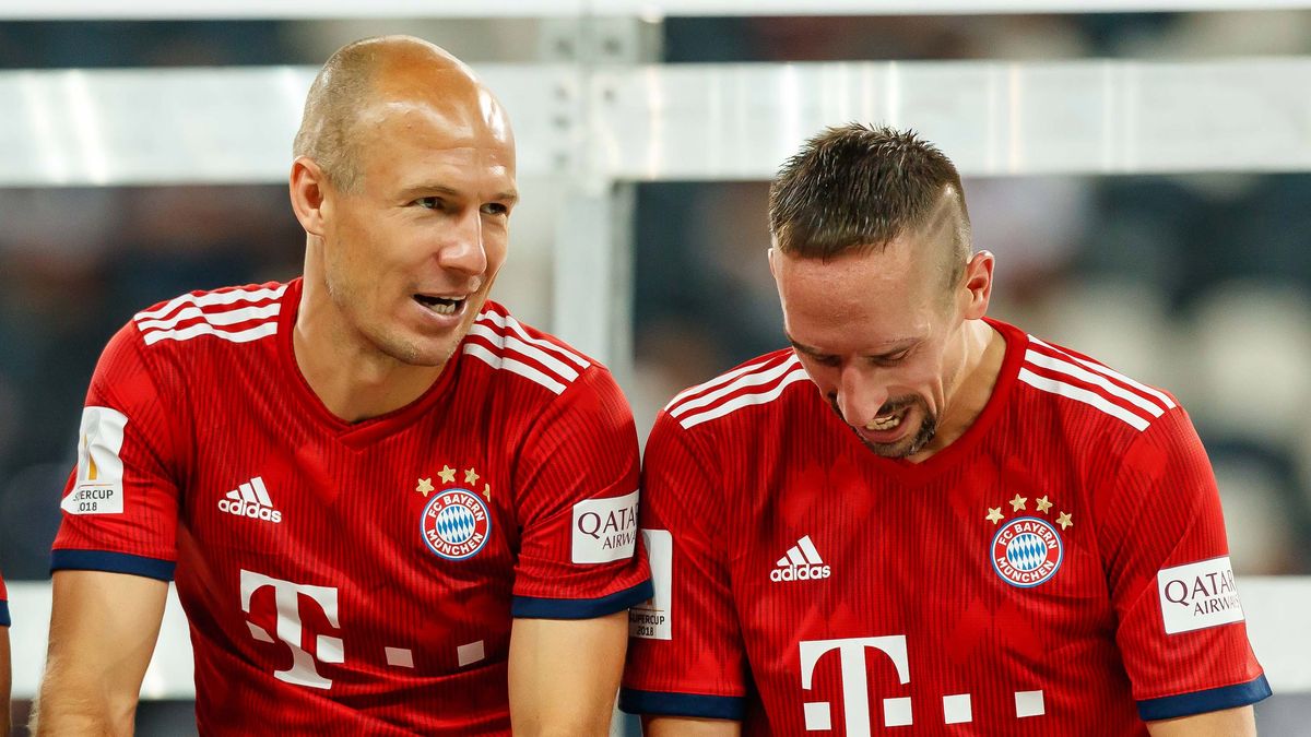 Od lewej: Arjen Robben i Franck Ribery - piłkarze Bayernu Monachium