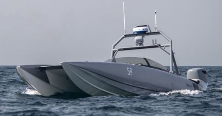 Amunicja krążąca Switchblade wystrzelona z USV