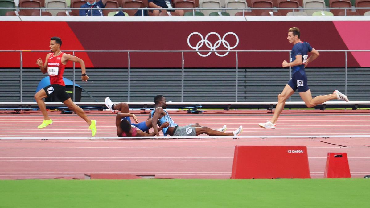 Getty Images / Abbie Parr / Na zdjęciu: Nijel Amos (nr 3) po upadku w półfinale igrzysk olimpijskich w Tokio