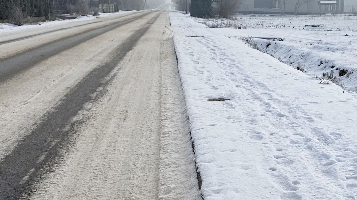 Jeśli droga dla pieszych (dawniej chodnik) przylega do nieruchomości, to jej właściciel ma obowiązek odśnieżenia. Niewiele osób się tym przejmuje, a konsekwencje mogą być poważne