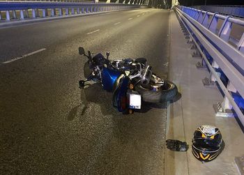 Warszawa: Motocyklem uderzył w barierki i wywrócił się na moście