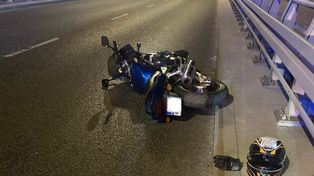 Warszawa: Motocyklem uderzył w barierki i wywrócił się na moście