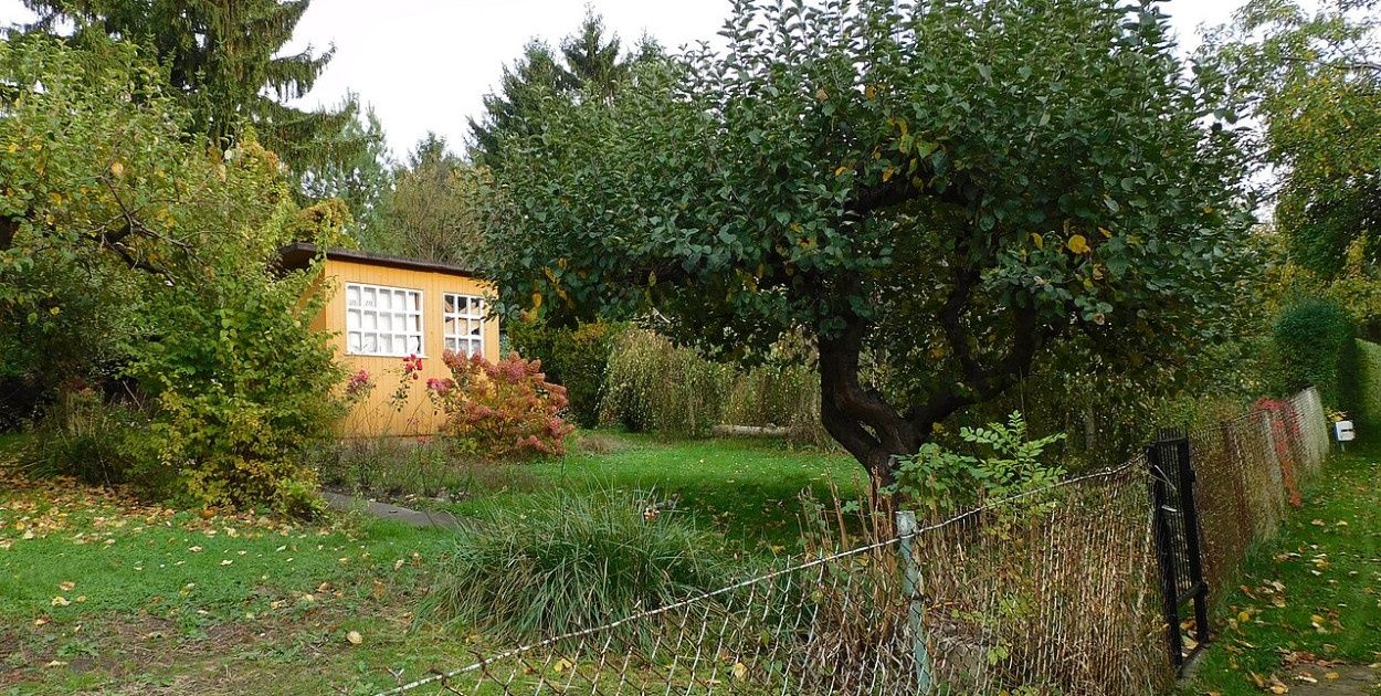 Czy można nocować na działce ROD? Przepisy są jasne