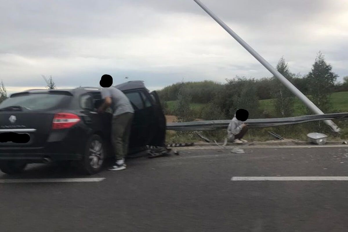 Renault po zderzeniu z peugeotem uderzył w bariery i latarnię