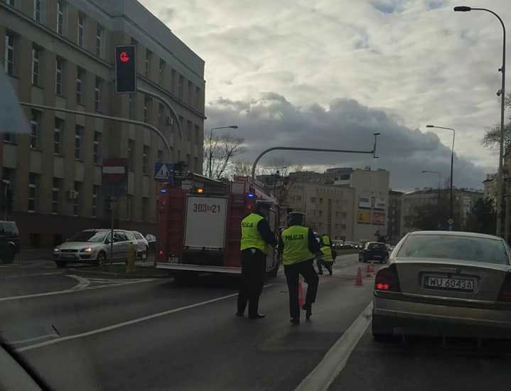 Warszawa. Wypadek z udziałem trzech aut na Ochocie. Samochód znalazł się na słupie