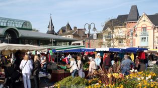 Rynek w Wałbrzychu. Przed laty było tu targowisko. Co tydzień na targ zjeżdżali mieszkańcy. Był też ważnym węzłem komunikacyjnym w mieście