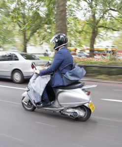 Chciał ominąć korek skuterem. Wjechał na chodnik i uderzył w auto