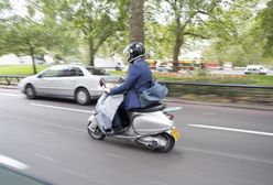 Chciał ominąć korek skuterem. Wjechał na chodnik i uderzył w auto