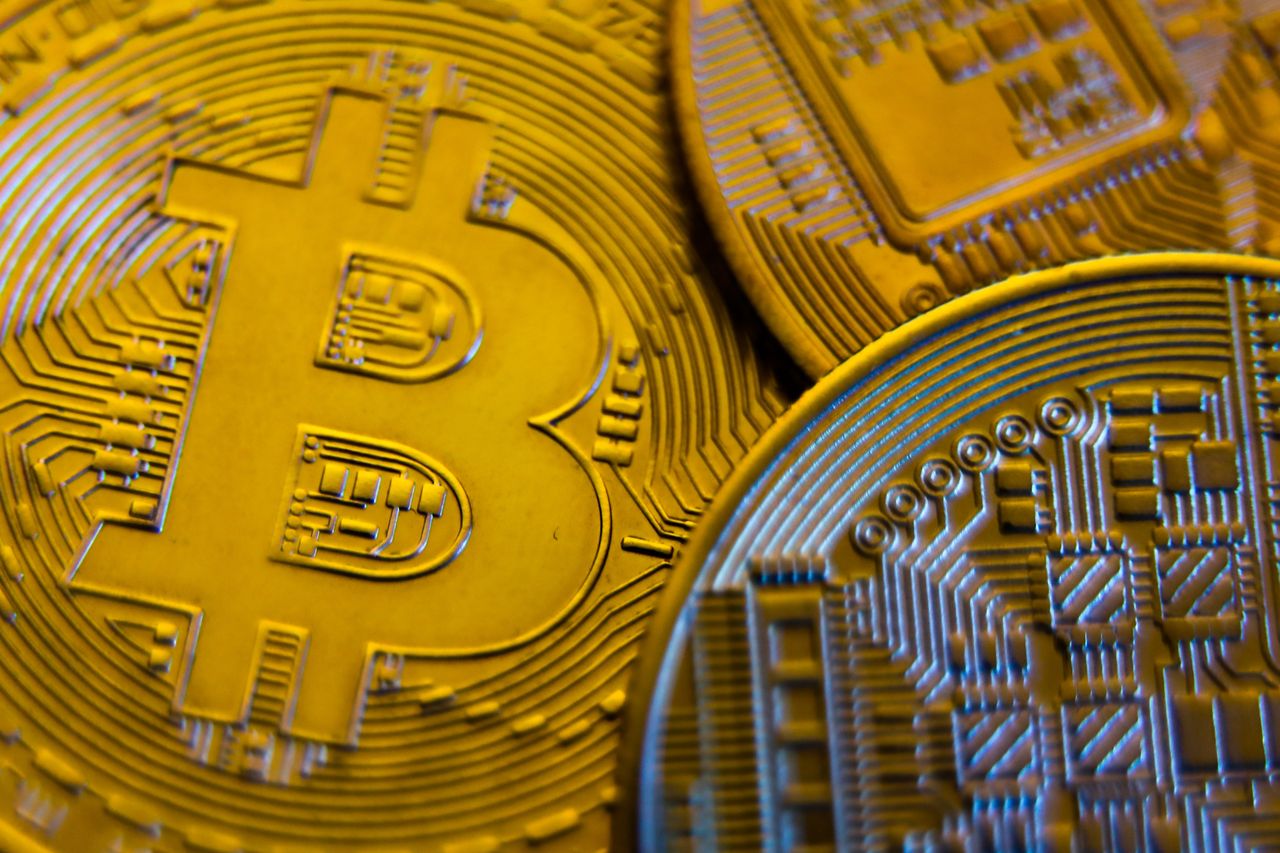Ofiary oszustwa "na bitcoina" tracą miliony złotych. Policja często jest bezradna