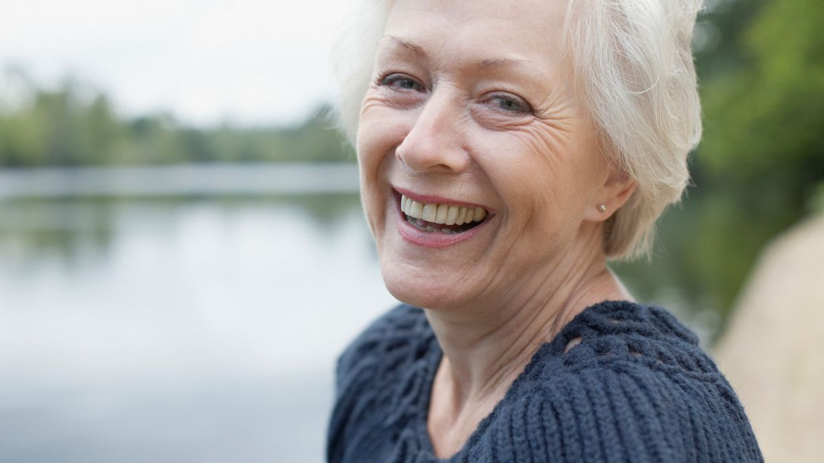 Uśmiechnięta kobieta na emeryturze