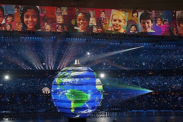 Scena z ceremonii otwarcia igrzysk w Pekinie. Źródło: Wikipedia