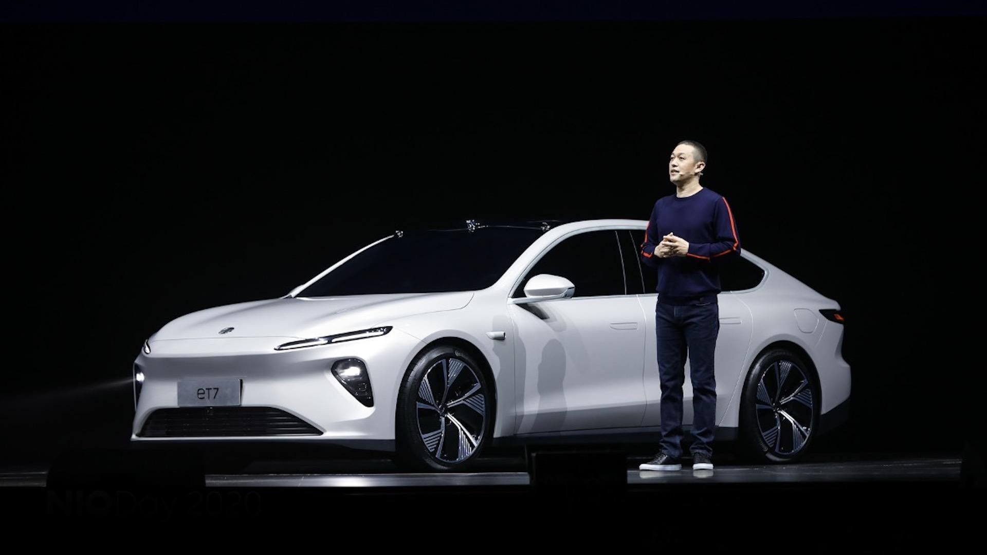 Sedan ET7 wraz z prezesem NIO. Uwagę zwracają czujniki tuż nad szybą, pozwalające na jazdę autonomiczną.