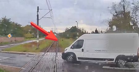 Wjechał pod pociąg. Jest nagranie z kabiny maszynisty