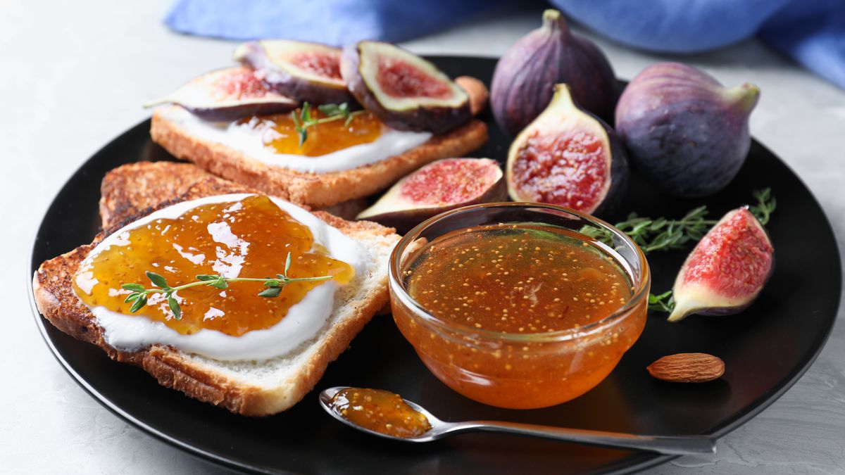 Tost z kremowym serkiem i słodkim dżemem z figi