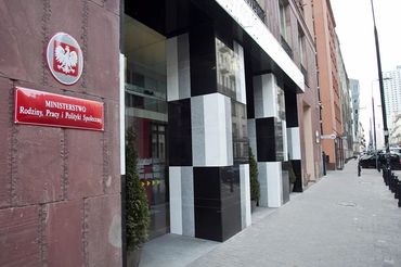 10 ofert w przetargu resortu pracy
