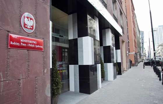 Dziesięć ofert w przetargu resortu pracy. Agencje walczą o obsługę 4,5 mln zł budżetu