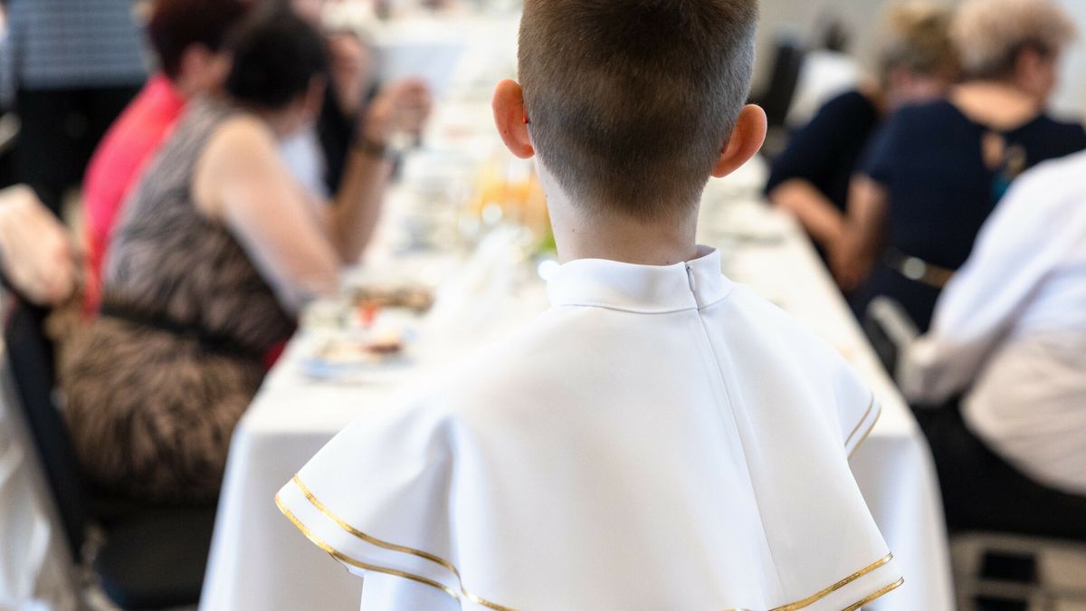 Maj miesi?cem komunii ?wi?tych
Fot. Karol Porwich/East News, 28.05.2023. Pierwsza komunia Swieta - zdjecie ilustracyjne. N/z: przyjecie komunijne.
Karol Porwich