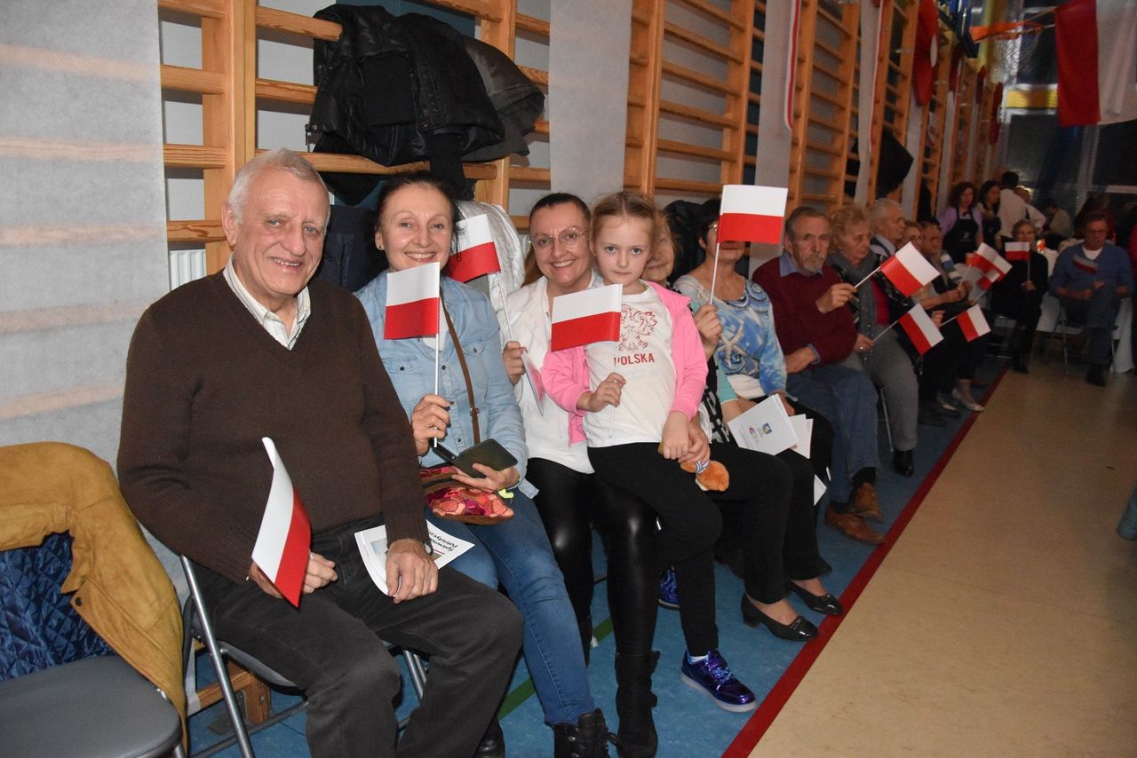 Gmina Tarnów: Radosne obchody Święta Niepodległości. Halę w Koszycach Wielkich wypełniły tłumy oraz wspólny śpiew patriotycznych pieśni