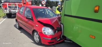 Uderzył toyotą czołowo w autobus. 64-latek trafił do szpitala