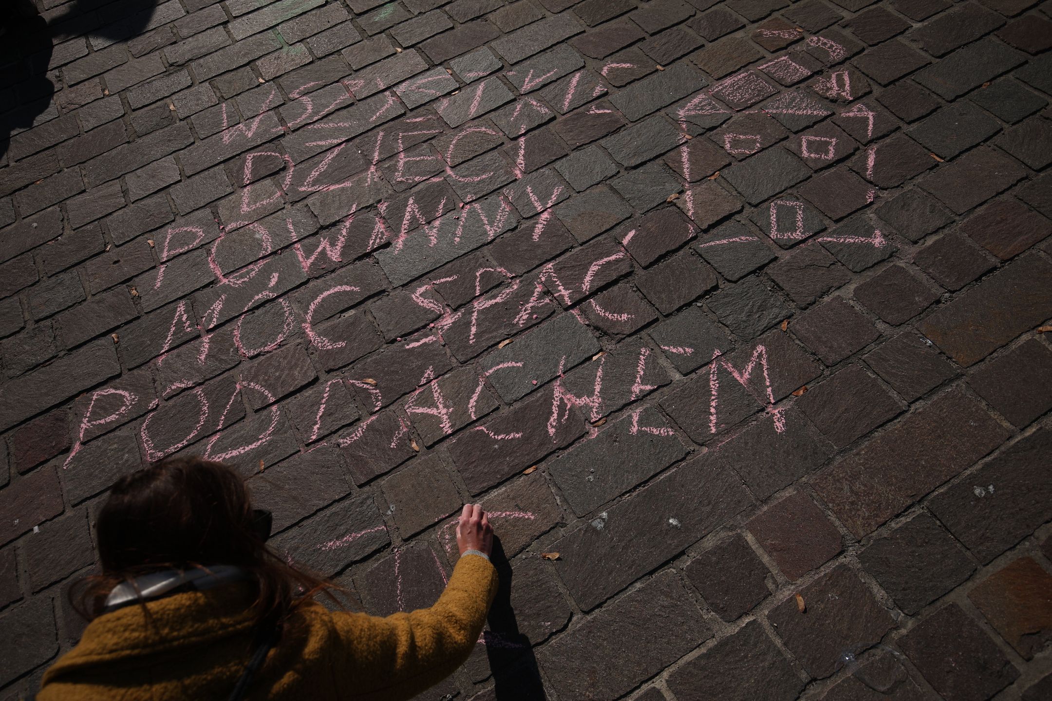 Kraków. Akcja rysowania kredą w solidarności z migrantami