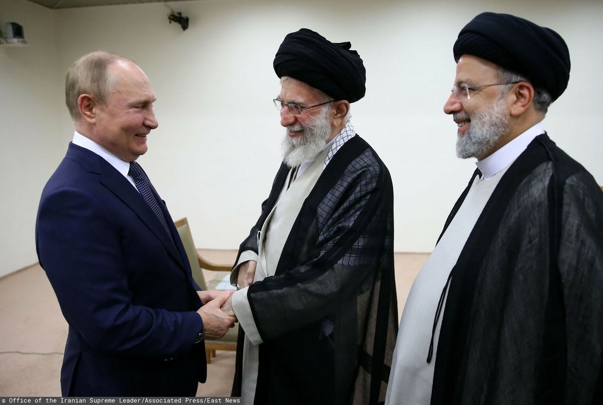 Władimir Putin, najwyższy przywódca duchowy Iranu ajatollah Ali Chamenei i prezydent Iranu Ebrahim Raisi