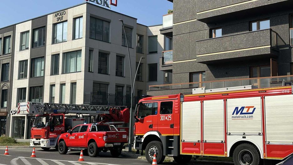 Straż pożarna i policja w apartamentowcu w centrum Kielc