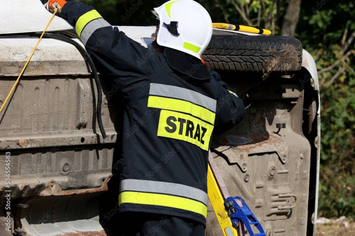 Groźny wypadek pod Raciborzem. Kilka osób trafiło do szpitala po dachowaniu w Pogrzebieniu