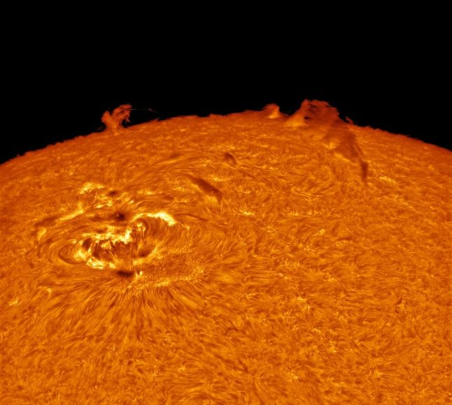 Zwycięskie zdjęcie kategorii Nasz Układ Słoneczny. Zdjęcie przedstawia powierzchnię Słońca.