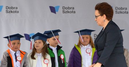Podwyżki dla nauczycieli. Minister Zalewska: racjonalnie policzyliśmy pieniądze