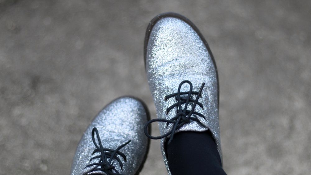 W srebrnych butach wyróżnimy się na tle podobnie ubranych kobiet