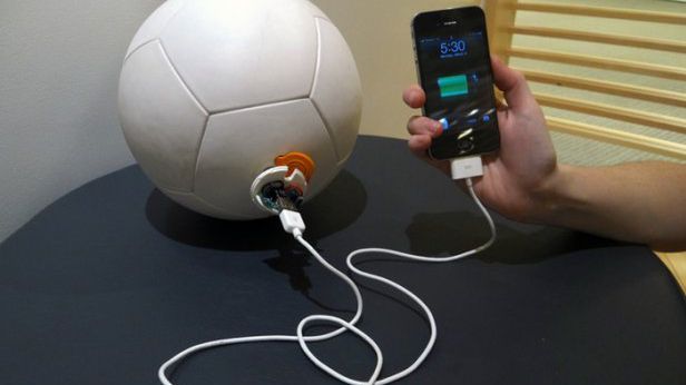 SOCCKET: piłka, która naładuje Wasz telefon, a przy okazji... lampka 1